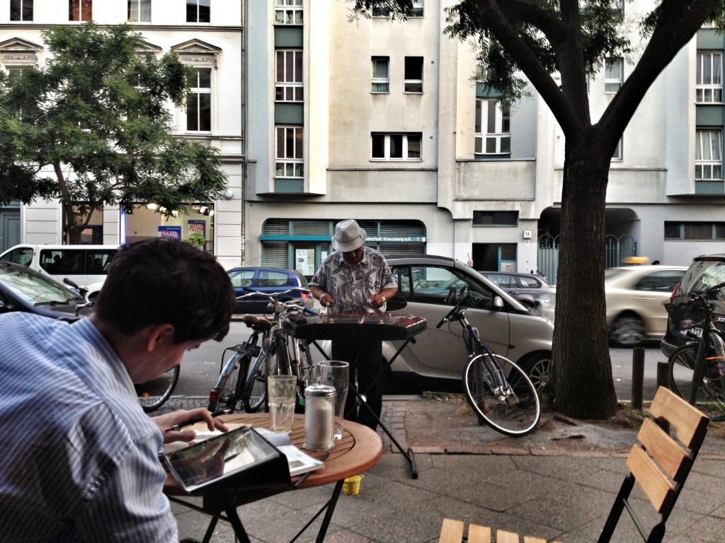 Man spelar instrument på Bergmannstrasse