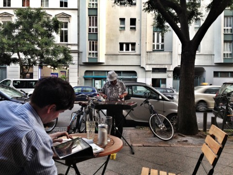 Man spelar instrument på Bergmannstrasse